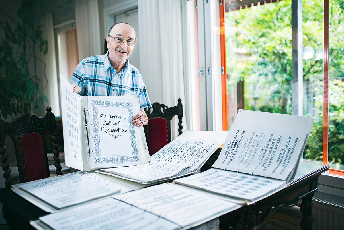 Ensimmäisten tietokoneiden mukana tuli kahdesta kolmeen eri fonttia. Kun Hiltunen halusi fontteja lisää, hän alkoi hommiin ja restauroi 400 fonttia.